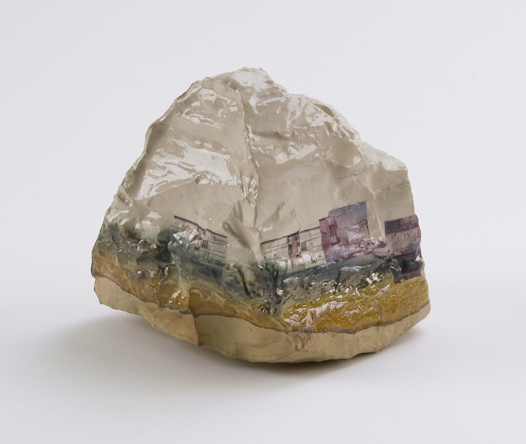 בְּעִקְבוֹת חֹמֶר