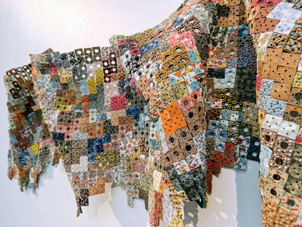 בין קביעות לשינוי 