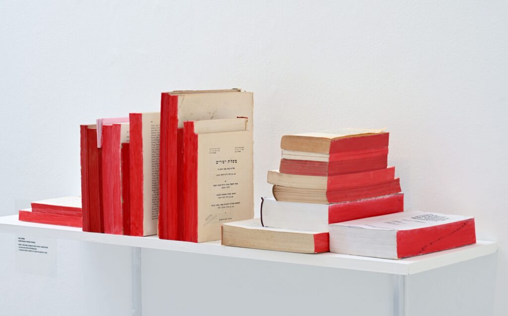 בין אמנות לתעשייה